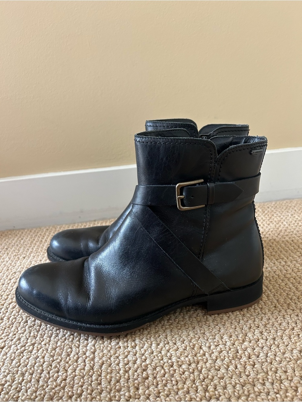 Ecco Women’s Black Leather Waterproof Buckle Ankle Boots Size 41 Like New - Picture 3 of 8